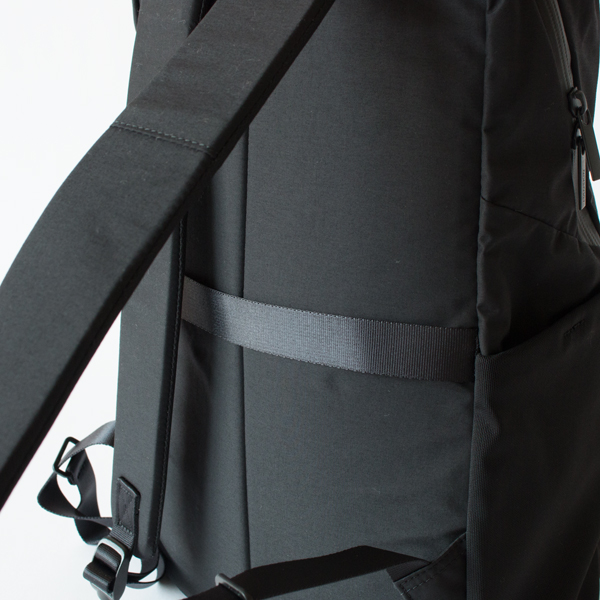 ストラップループは、キャリーバッグのハンドルに通すことが可能(ブラック) ストラップループは、キャリーバッグのハンドルに通すことが可能(ブラック)