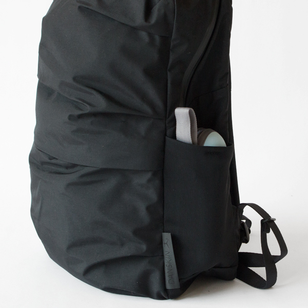 サイドポケットにはペットボトルや折畳み傘を入れておけます(ブラック) サイドポケットにはペットボトルや折畳み傘を入れておけます(ブラック)