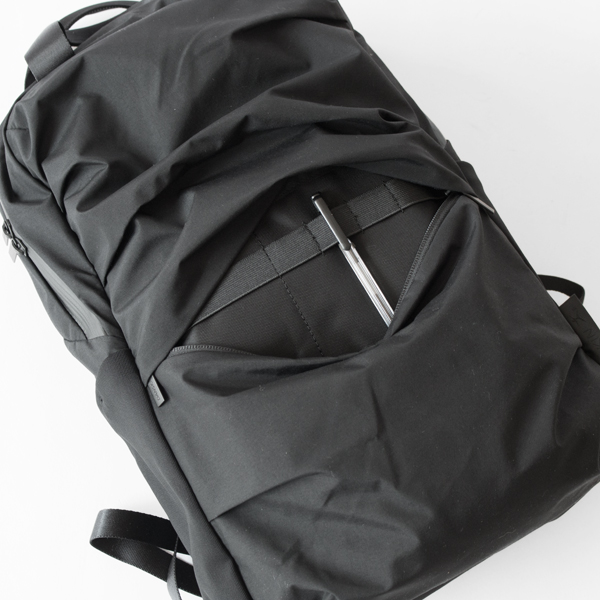 ペン類を刺すことができる箇所もあります(ブラック) ペン類を刺すことができる箇所もあります(ブラック)