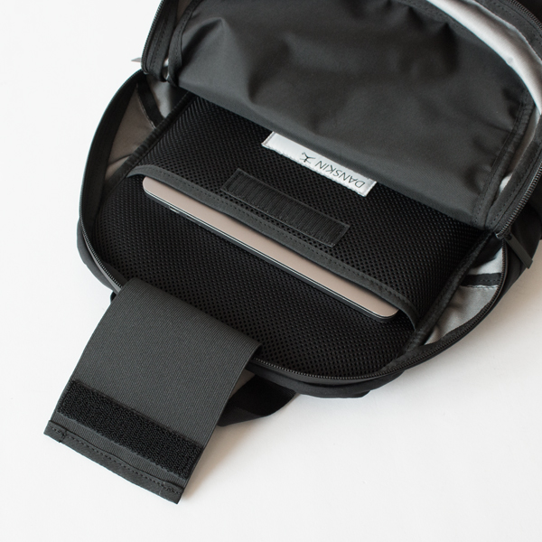 ビジネスツールに適したスクエアフォルムのポケット付き(ブラック) ビジネスツールに適したスクエアフォルムのポケット付き(ブラック)