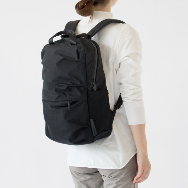 アシンメトリーに畳んで縫われたタックが、不規則な膨らみと曲線を生み出しています(ブラック) アシンメトリーに畳んで縫われたタックが、不規則な膨らみと曲線を生み出しています(ブラック)