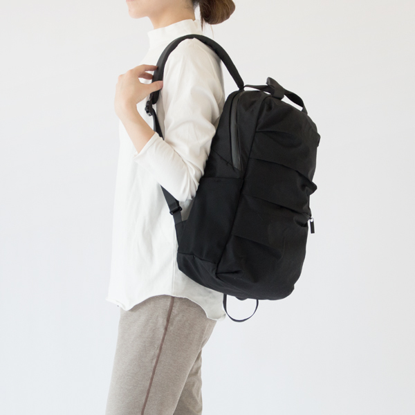 柔らかくしなやかな印象で、スポーツバッグとは異なる女性らしさがあるスタンダードデイパックです(ブラック) 柔らかくしなやかな印象で、スポーツバッグとは異なる女性らしさがあるスタンダードデイパックです(ブラック)