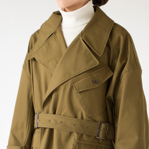 ベルトでメリハリをつけて着られます(KHAKI)