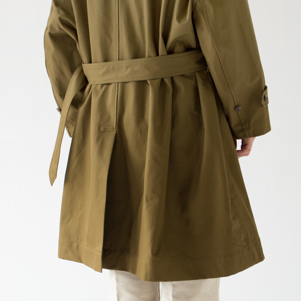 モーターサイクルコートに欠かせない背中のスリット(KHAKI)