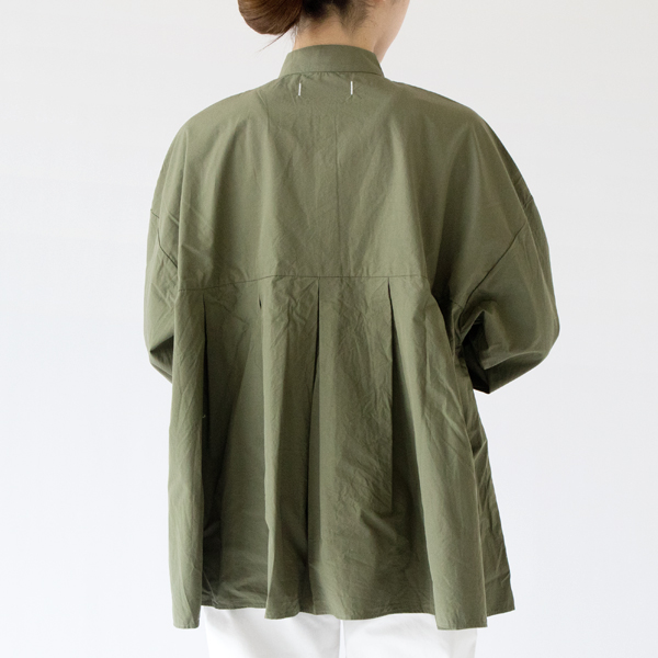 タックは背中側にもぐるりと入れられています(OD) タックは背中側にもぐるりと入れられています(OD)