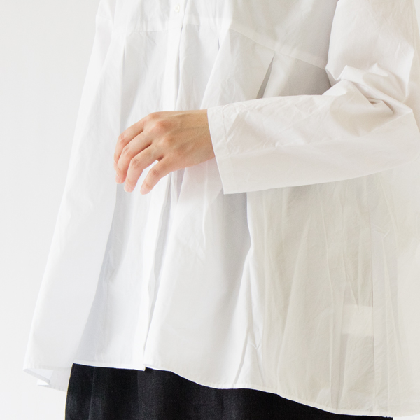 袖もとはボタンがなくカットソーのようなカジュアルな仕立て(WHT) 袖もとはボタンがなくカットソーのようなカジュアルな仕立て(WHT)