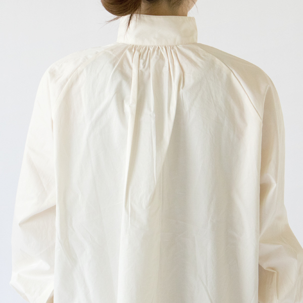 背中にギャザーが寄っています(WHT)