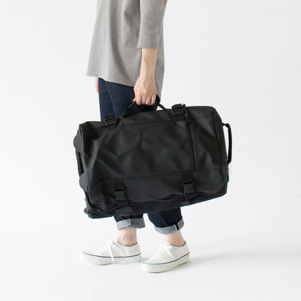 バッグは横持ちも縦持ちも可能(BLACK)
