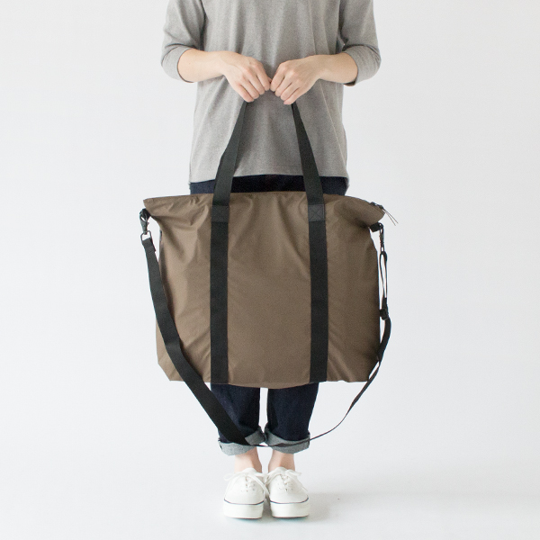 大きめの物やたくさんの荷物を入れるのに適したバッグです(WOOD)