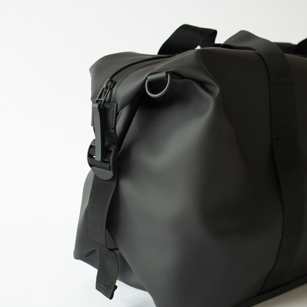 入れている容量によってバッグ本体の厚みを調節できる両サイドのストラップ(BLACK) 入れている容量によってバッグ本体の厚みを調節できる両サイドのストラップ(BLACK)