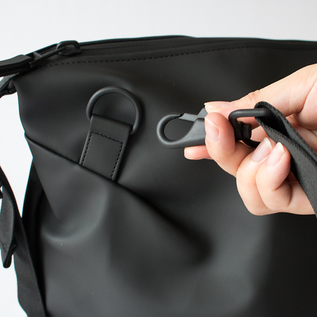 フック仕様の長さ調整が可能なショルダーベルト付き(BLACK)