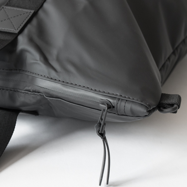 開口部はジップクロージャー仕様で、止水ファスナーが採用されています(BLACK)