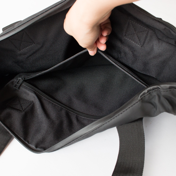 中にはジップポケットがついていて、スマートフォンや鍵などの小物を入れることができます(BLACK)