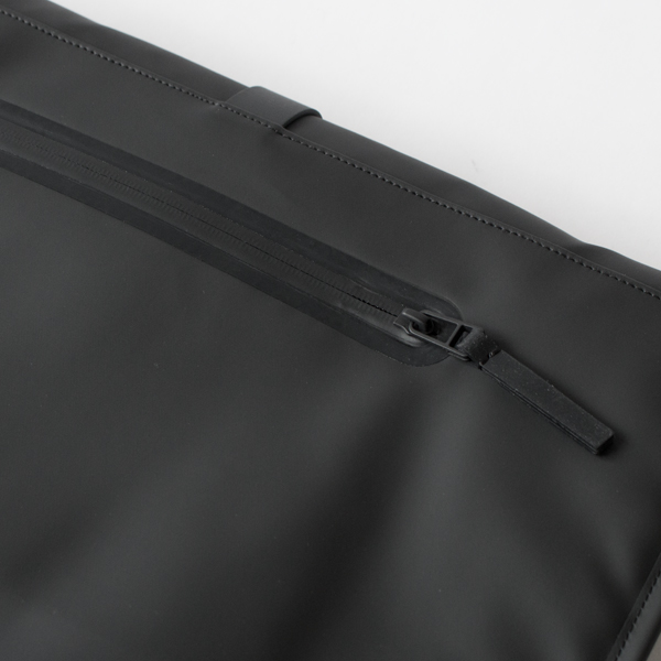 止水ファスナーが採用された背面ポケット(BLACK)