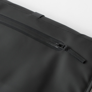 止水ファスナーが採用された背面ポケット(BLACK)