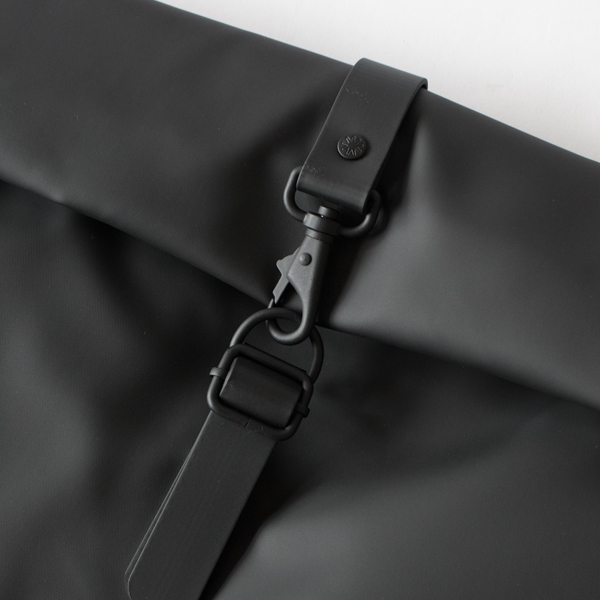 開閉はフッククロージャー仕様(BLACK)