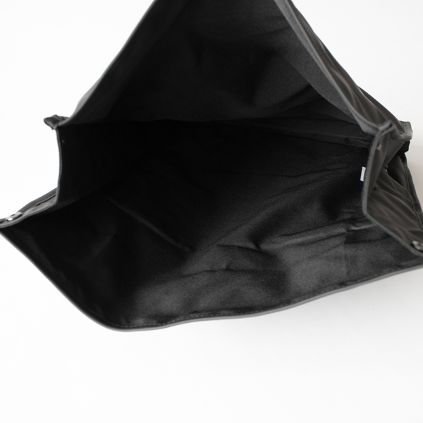 大きい開口部のおかげで、物の出し入れがしやすくて便利(BLACK)