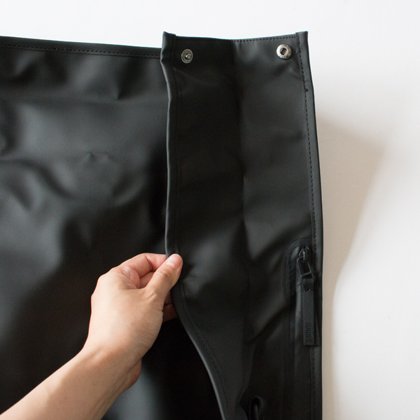 両サイドの口先にはスナップボタンが付いています(BLACK)