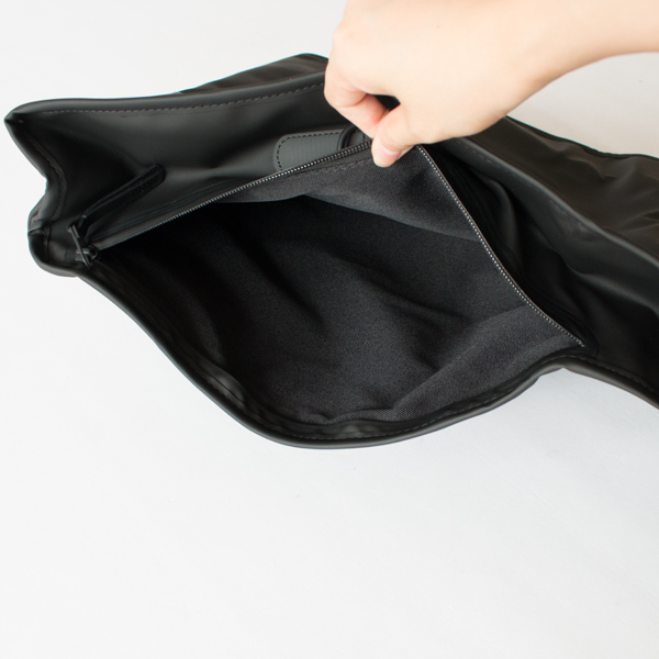 A4サイズが入るサイドポケット（止水ファスナー）(BLACK)