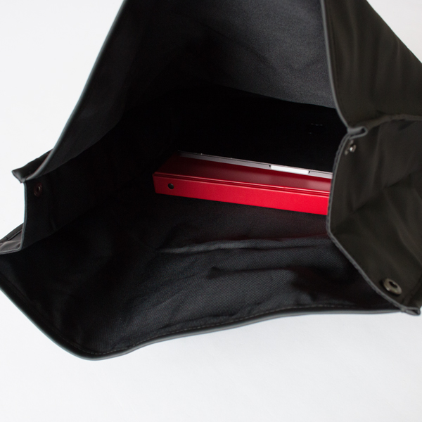 大きい開口部のおかげで、物の出し入れがしやすくて便利(BLACK)