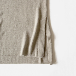 スリット入りで抜けのあるデザイン(GREIGE) スリット入りで抜けのあるデザイン(GREIGE)