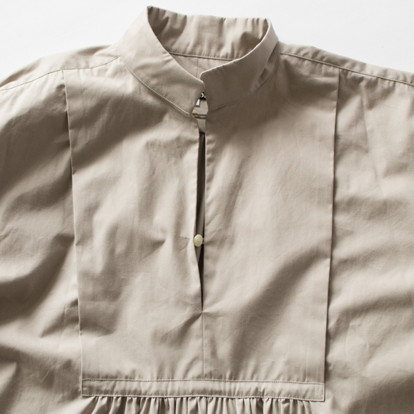 胸元のスクエアボサム(GREY)