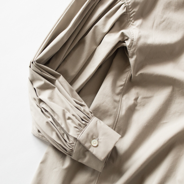 立体感のある袖(GREY)