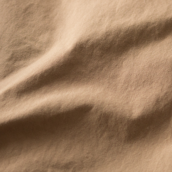 パリッとした手触りのへたれない生地(BROWN)