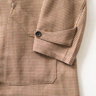 袖はボタンで調節可能(BROWN)