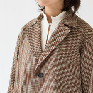 強撚ウールチェックローブコート 襟もと(BROWN)