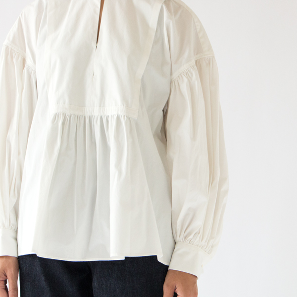 ギャザーのふっくらしたシルエット(WHITE)