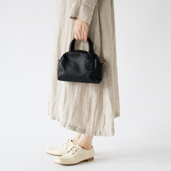 小ぶりなサイズが可愛らしい(身長：162cm、BLACK)