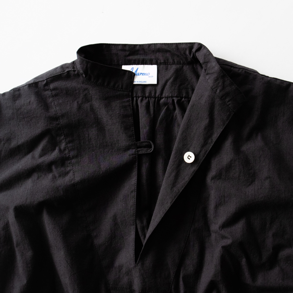 胸元にはボタンが一つついています(INK BLACK) 胸元にはボタンが一つついています(INK BLACK)