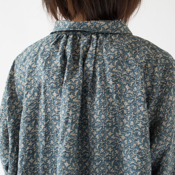 首元のタックがくったりしすぎない立体感のあるシルエットをキープ(BLUE)