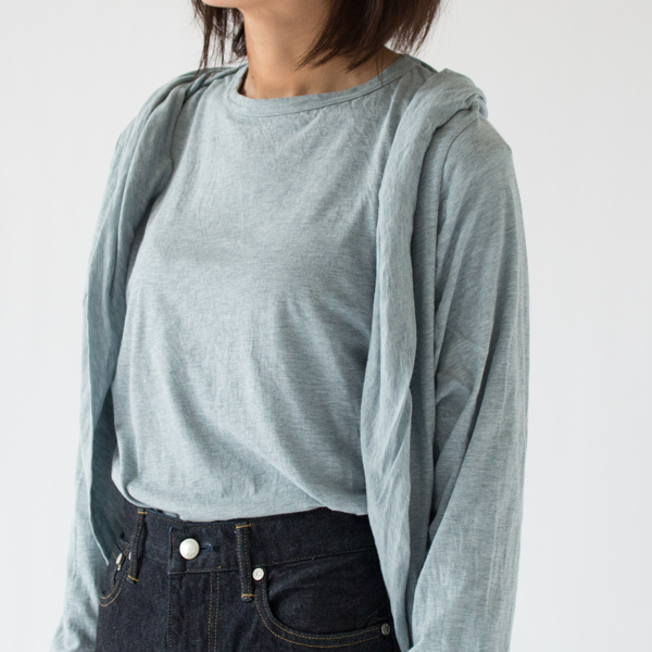 フロントはボタンレスなのでサッと羽織える上に抜け感も漂います(BLUE GRAY) フロントはボタンレスなのでサッと羽織える上に抜け感も漂います(BLUE GRAY)