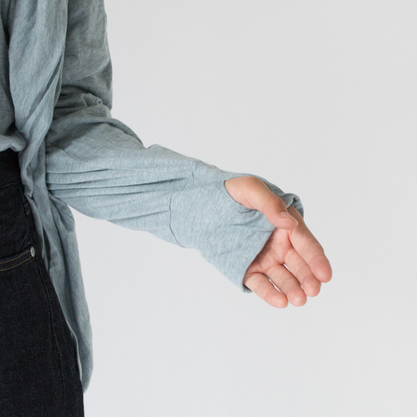 袖口についたサムホールへ親指を入れると、手の甲をカバーしてくれて防寒にもなります(BLUE GRAY) 袖口についたサムホールへ親指を入れると、手の甲をカバーしてくれて防寒にもなります(BLUE GRAY)