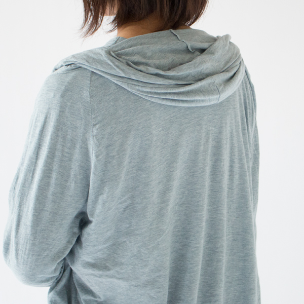 襟足もカバーする首元にクシュっと集まった生地(BLUE GRAY) 襟足もカバーする首元にクシュっと集まった生地(BLUE GRAY)