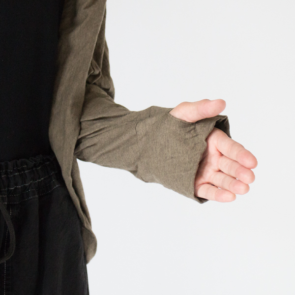 袖口についたサムホールへ親指を入れると、手の甲をカバーしてくれて防寒にもなります(OLIVE) 袖口についたサムホールへ親指を入れると、手の甲をカバーしてくれて防寒にもなります(OLIVE)