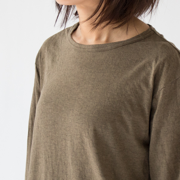 衿ぐりは、少し横に開いているボートネック風(OLIVE)