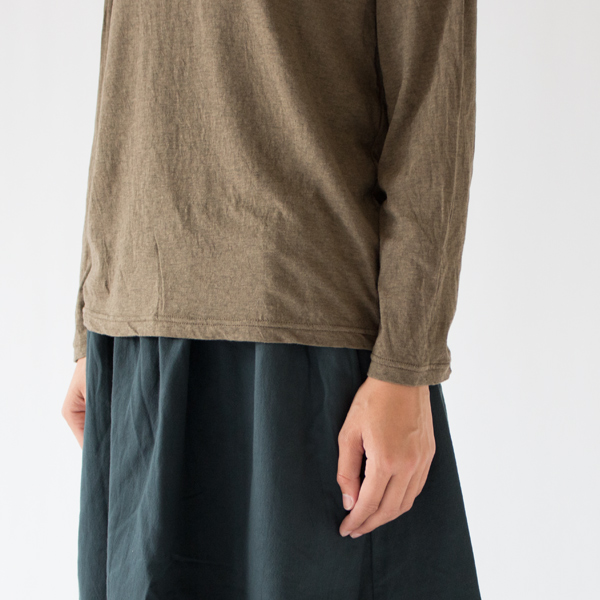 プレーンなデザインの長袖Tシャツで、一枚でもインナーとしても使えます(OLIVE)