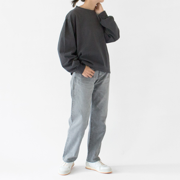程よく肉厚の生地で幅広い季節で楽しめます(CHARCOAL、身長163cm)