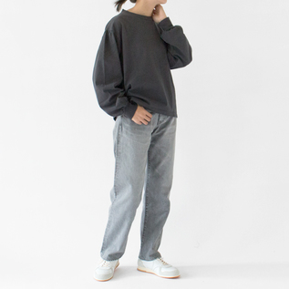 程よく肉厚の生地で幅広い季節で楽しめます(CHARCOAL、身長163cm)