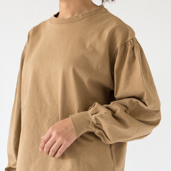肩や袖口に寄ったギャザーがポイント(KHAKI)