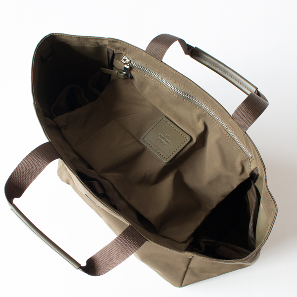 吊りポケットは、バッグの中身を隠すフラップの役割を果たしてくれます(B TOTE S) 吊りポケットは、バッグの中身を隠すフラップの役割を果たしてくれます(B TOTE S)