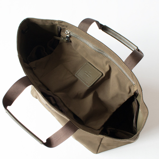 吊りポケットは、バッグの中身を隠すフラップの役割を果たしてくれます(B TOTE S) 吊りポケットは、バッグの中身を隠すフラップの役割を果たしてくれます(B TOTE S)