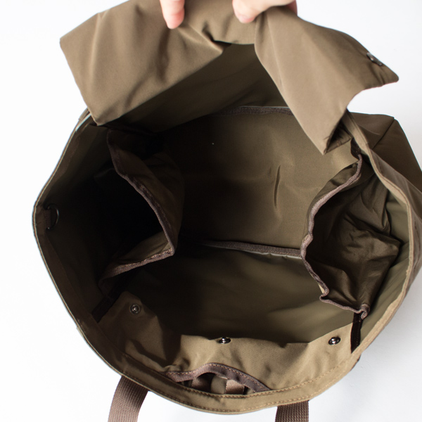 両サイドにはペットボトルや折り畳み傘を入れられるポケットがついています(B TOTE S) 両サイドにはペットボトルや折り畳み傘を入れられるポケットがついています(B TOTE S)