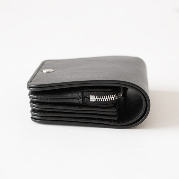 アコーディオンのようなじゃばら部分が特徴(BLACK)