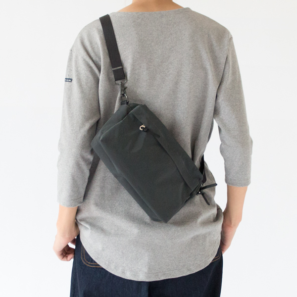 WEEKEND SHOULDER STEEL GREY（身長163cm）