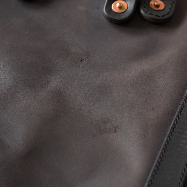手染め製法による濃淡をもつレザー(BLACK)