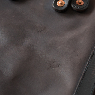 手染め製法による濃淡をもつレザー(BLACK)